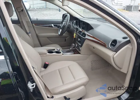 2014 Mercedes-Benz C 300 Sport 4Matic z USA, uszkodzony, nr VIN WDDGF8ABXER304652